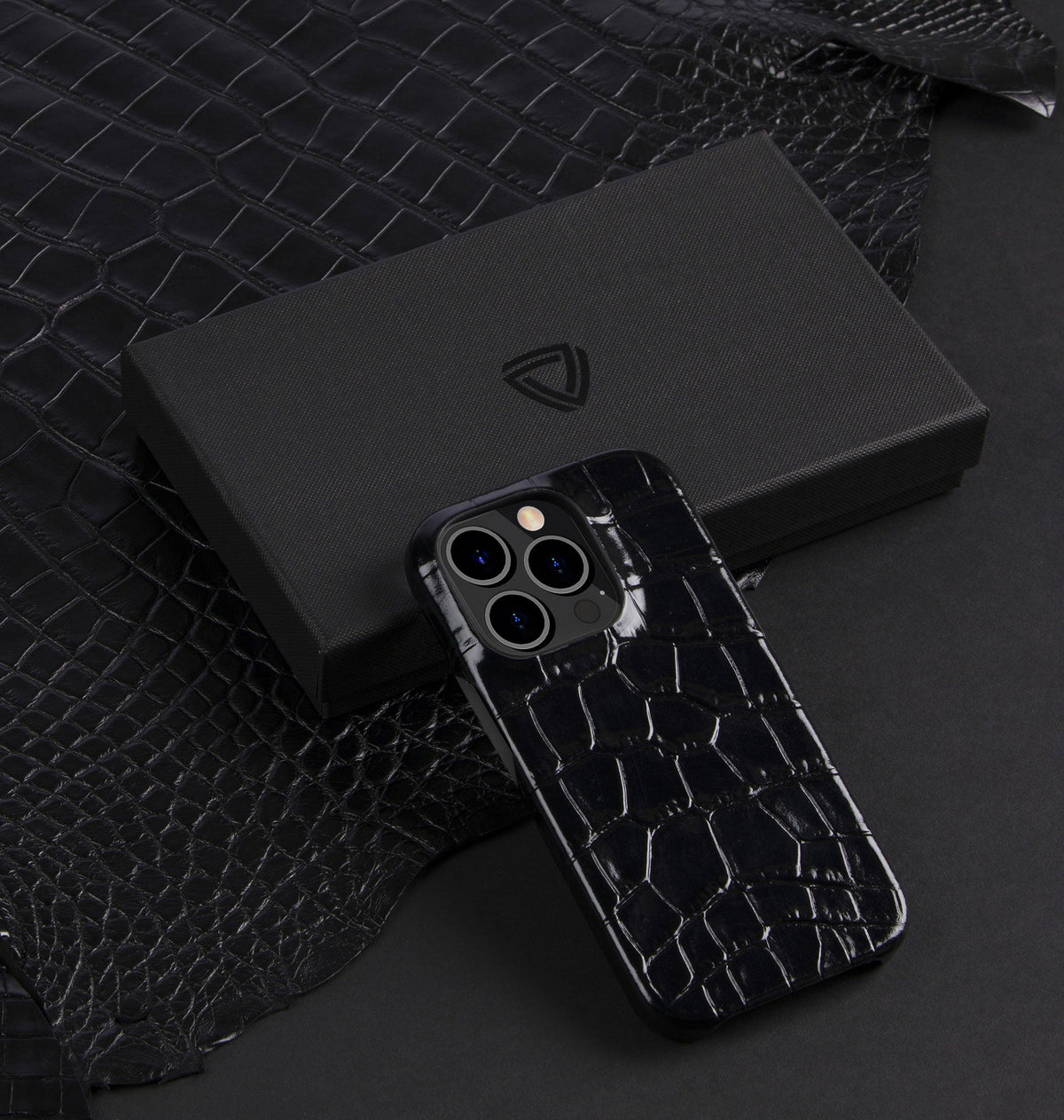 iPhone 15 Pro — Crocodile-embossed calfskin — Glossy Black — View image 5