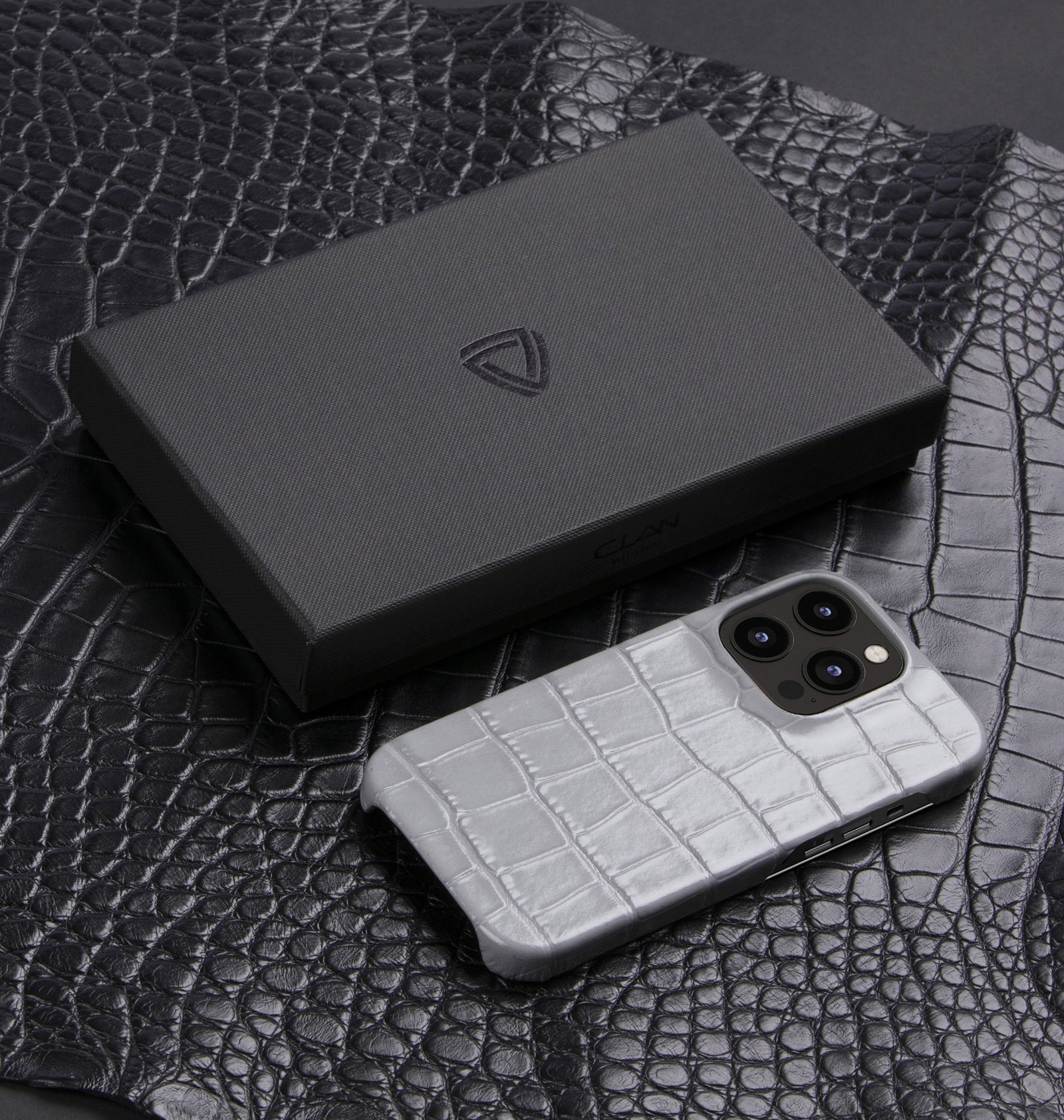 iPhone 14 Pro — Veau embossé crocodile — Glossy Grey — Voir l’image 5