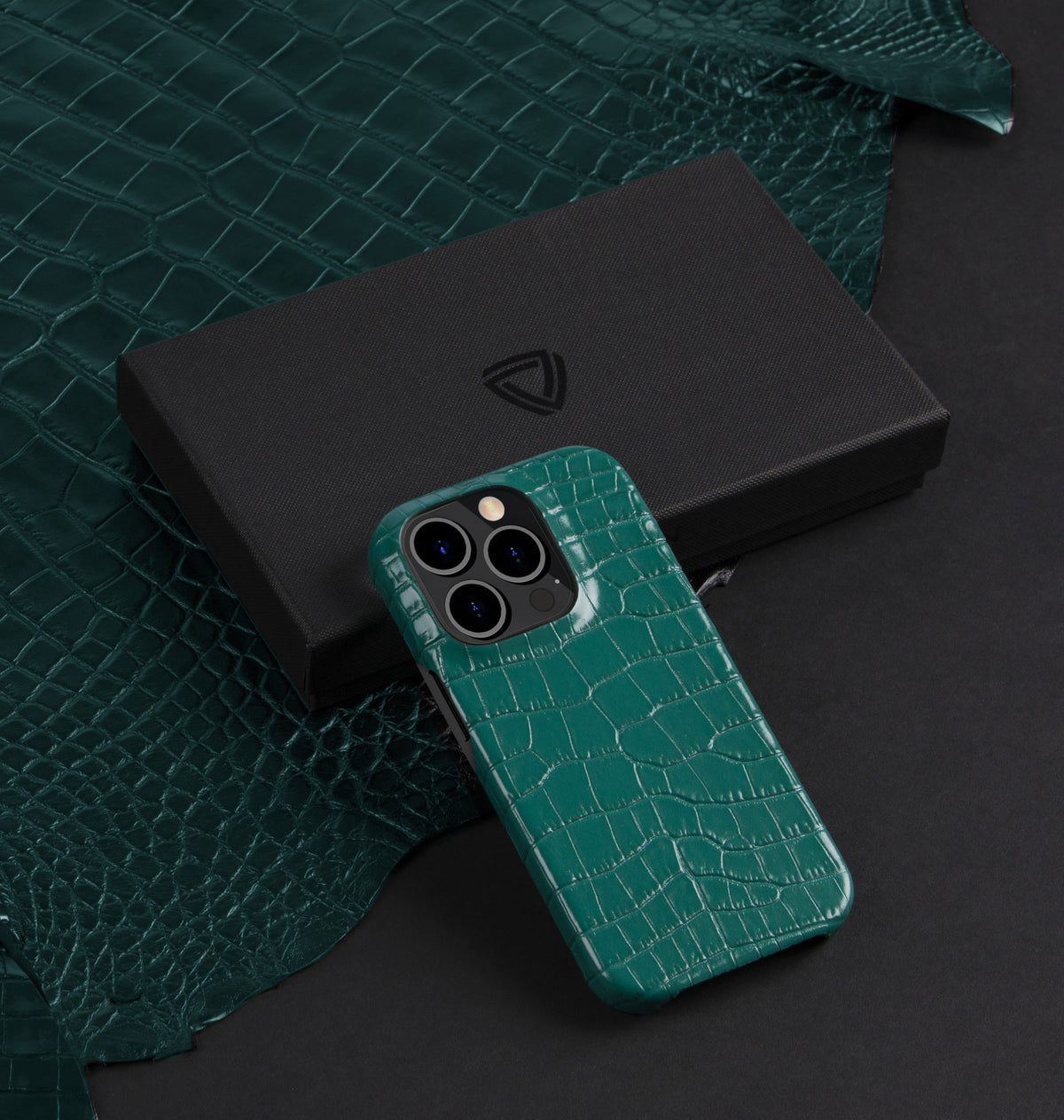 iPhone 14 Pro Max — Crocodile-embossed calfskin — Glossy Turquoise — View image 5