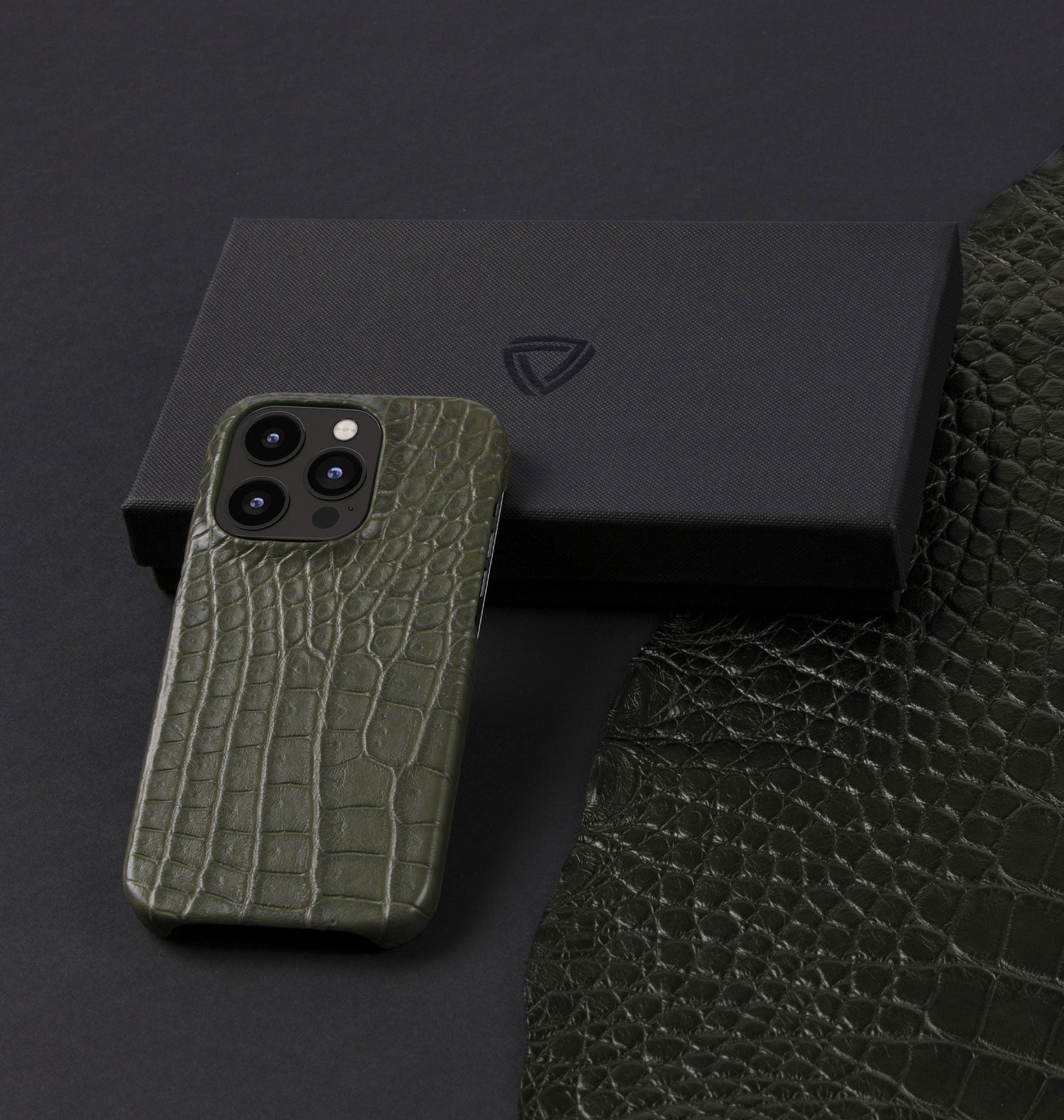 iPhone 14 — Crocodile — Vert militaire — Voir l’image 5