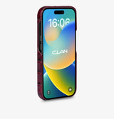 iPhone 15 Pro Max — Vitello stampato coccodrillo — Bordeaux lucido — Visualizza immagine 3