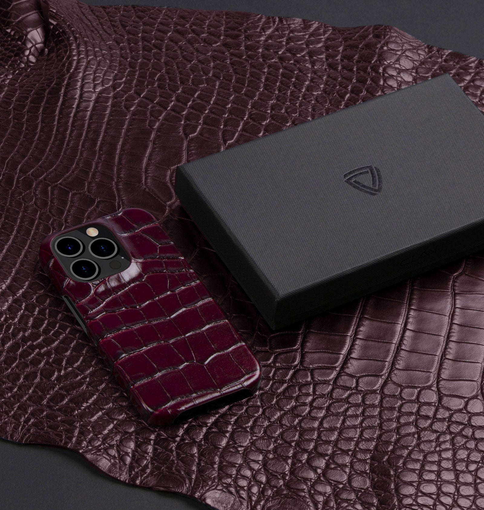 iPhone 15 Pro Max — Vitello stampato coccodrillo — Bordeaux lucido — Visualizza immagine 5