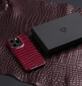 iPhone 15 Pro Max — Vitello stampato coccodrillo — Rosso Lucido — Visualizza immagine 5