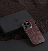 iPhone 14 — Vitello stampato coccodrillo — Marrone Lucido — Visualizza immagine 5