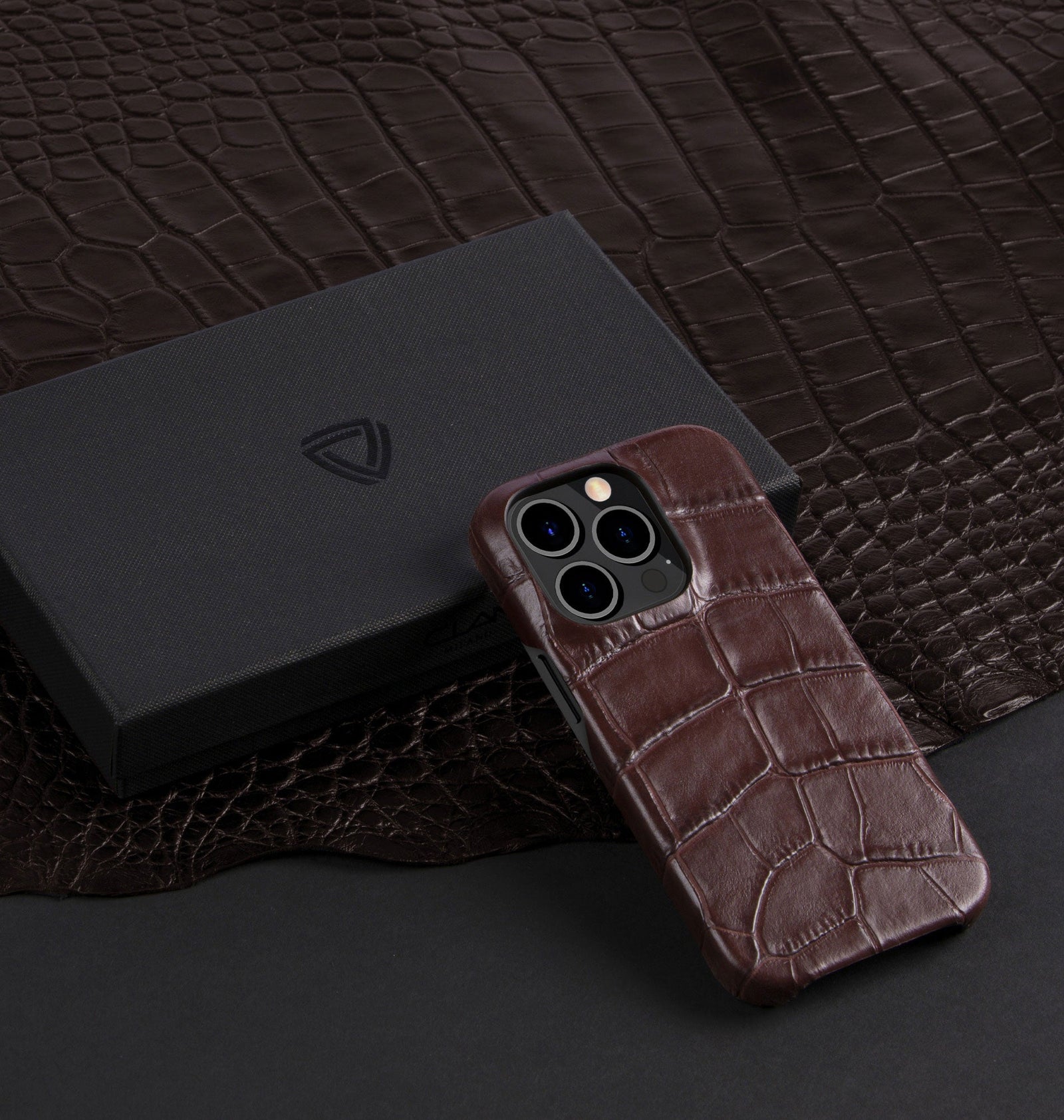 iPhone 14 — Vitello stampato coccodrillo — Marrone Lucido — Visualizza immagine 5
