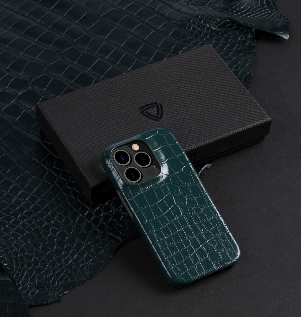iPhone 14 Pro Max — Crocodile-embossed calfskin — Dark Green — View image 5