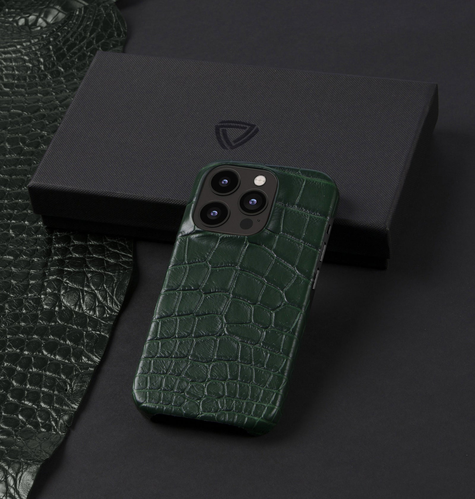 iPhone 14 Pro — Crocodile — Dark Green — View image 5